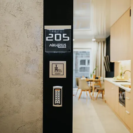 Harbor Apartment *